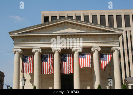 Des drapeaux sur l'ancien palais de Dayton Ohio Banque D'Images