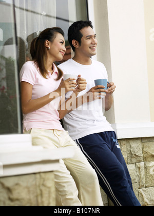 Un couple à l'extérieur Banque D'Images