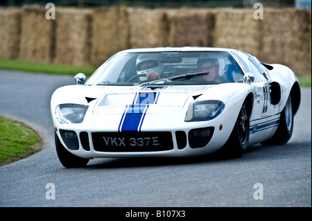 Ford GT40 vintage classic formula one racing F1 voiture en blanc en face de Goodwood House pour le Festival of Speed Banque D'Images