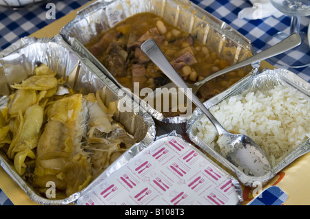 Les aliments emballés (morue, les haricots et le riz) dans du papier aluminium bacs prêt à être servi, Portugal Banque D'Images