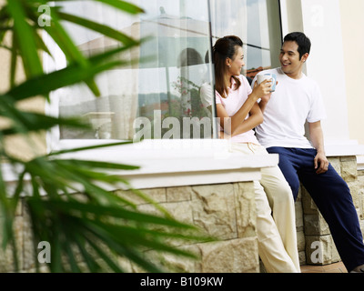 Mari à la recherche de l'épouse dans le jardin Banque D'Images