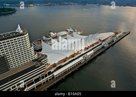 Vue aérienne d'un navire de croisière de l'Alaska à l'amarrage des navires de croisière de Canada Place et Vancouver Trade and Convention Centre. Banque D'Images