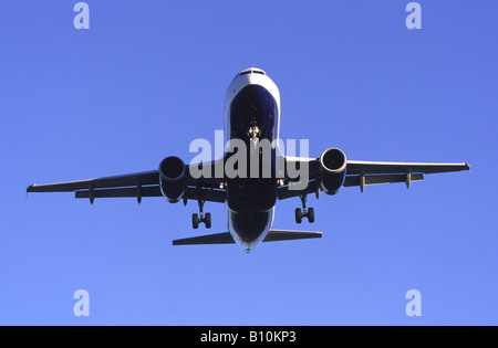 Airbus A320 exploité par British Airways à l'approche de l'aéroport d'Heathrow Banque D'Images