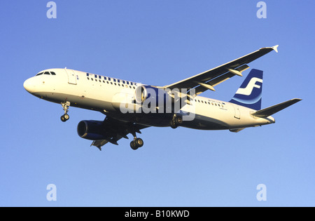 Airbus A320 exploité par Finnair en approche sur l'aéroport de Heathrow Banque D'Images