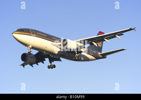 Airbus A310 exploité par Royal Jordanian Airlines à l'approche de l'aéroport d'Heathrow Banque D'Images