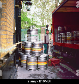 Un homme du déchargement d'une fourniture de fûts de bière Fullers tonneaux au bras d'artillerie près de pub Bunhill Fields, London UK KATHY DEWITT Banque D'Images