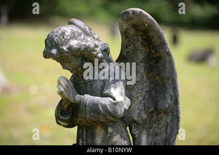 Statue Ange priant à l'ancien cimetière américain de theCorozal abandonnée de la vieille zone du Canal de Panama Banque D'Images