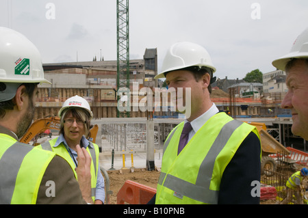 Nick Clegg et Matthew Taylor visiter St Austell, Cornwall pour voir la progression du centre-ville Programme de régénération. Banque D'Images