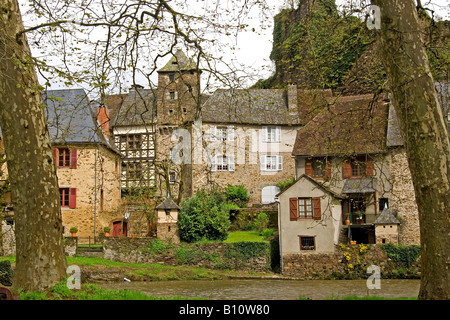 Maisons Renaissance sur les rives de Sur L'Auvezere à Ségur-le-Château dans la région de France Corrèze Banque D'Images