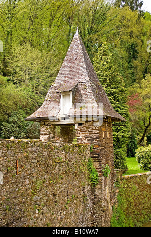 Mur de pierre et l'ardoise en folie Ségur-le-Château dans la région de France Corrèze Banque D'Images