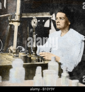 Marie Curie 1867 - 1934 physicien français polonais dans son laboratoire. Avec son mari Pierre elle a isolé les éléments radioactifs Banque D'Images