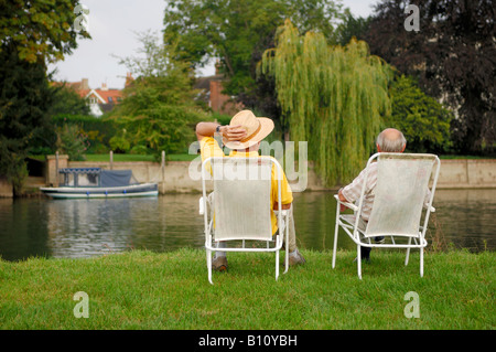 Les hommes âgés assis par Tamise Banque D'Images