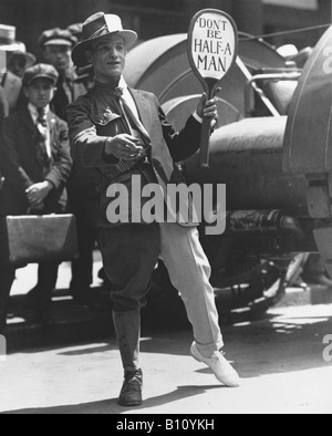 L'homme habillé en soldat à moitié moitié fop honte slackers et recruter des soldats de la PREMIÈRE GUERRE MONDIALE. Banque D'Images