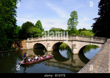 Barques à touristes à Clare Bridge Cambridge Angleterre UK Banque D'Images