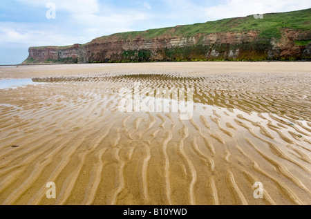 Rippled sand sur Paris Plage avec Huntcliff dans la distance. Sawai madhopur, North Yorkshire, UK Banque D'Images