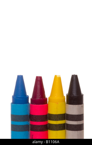 Crayons de cire cyan, magenta, jaune et noir CMJN sur fond blanc. Banque D'Images