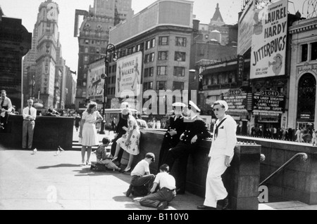 Soldats dans Times Square en 1943. Banque D'Images