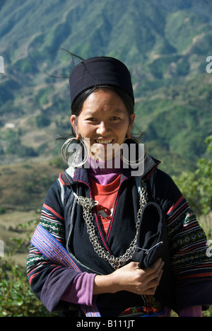 Portrait Femme Hmong noir près de Sapa dans le nord du Viet Nam Banque D'Images