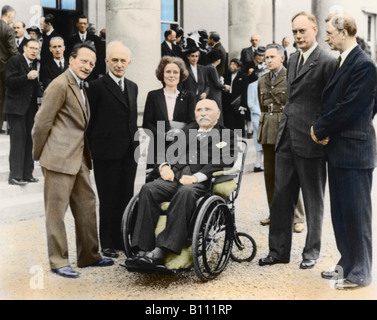 Les physiciens, de Schrodinger Né, Lonsdale, et Ewald avec le Président irlandais Hyde en fauteuil roulant et Premier Ministre de Valera. Banque D'Images