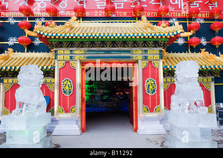 Un lion statue sculpture de glace à gorge a Fuqian Westi festival des sculptures en glace Beijing Chine Banque D'Images