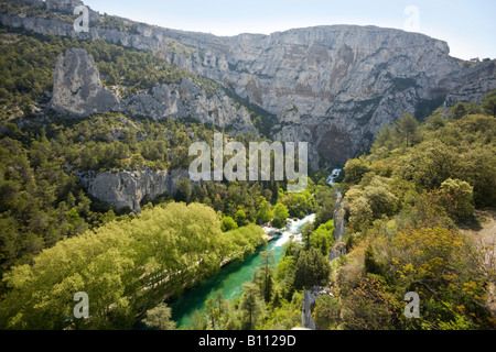 La Sorgue à la Fontaine-de-Vaucluse (Vaucluse - France). La Sorgue à Fontaine-de-Vaucluse (Vaucluse 84 - France). Banque D'Images