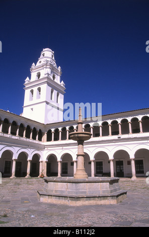 Cour intérieure de l'université San Francisco Xavier et clocher de l'église San Miguel, Sucre, Bolivie Banque D'Images