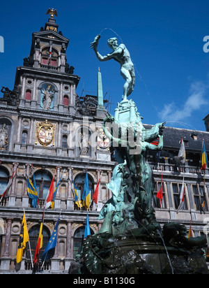 La statue de Brabo et la main du géant, dans le Grote Markt (grand place) avec l'Hôtel de ville derrière Banque D'Images