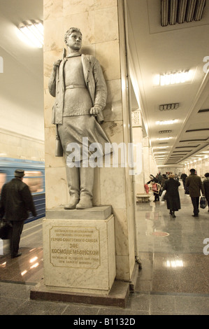 Une statue de Zoya Kosmodemyanskaya femme courageuse chasse partisane au cours de la DEUXIÈME GUERRE MONDIALE, à la station de métro Partisanskaya Fédération de Russie Moscou Banque D'Images