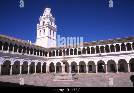 Cour intérieure de l'université San Francisco Xavier et clocher de l'église San Miguel, Sucre, Bolivie Banque D'Images