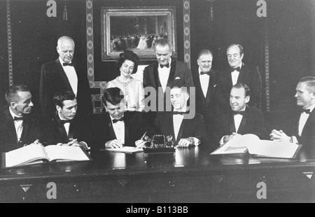 Apollo 7 et 8 équipages de signer un document commémoratif . Banque D'Images