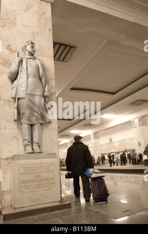 Une statue de Zoya Kosmodemyanskaya femme courageuse chasse partisane au cours de la DEUXIÈME GUERRE MONDIALE, à la station de métro Partisanskaya Fédération de Russie Moscou Banque D'Images