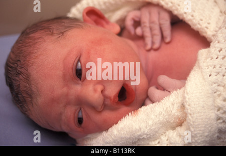 nouveau-né bébé vient de se faire livrer dans une couverture Banque D'Images