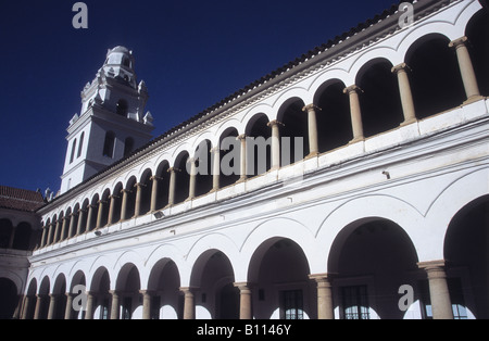 Cour intérieure de l'université San Francisco Xavier et clocher de l'église San Miguel, Sucre, Bolivie Banque D'Images