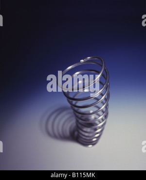 Vue de dessus de métal déployé sur fond limbo bleu printemps Banque D'Images