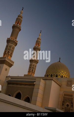 Mosquée de Sharjah par la corniche Émirats Arabes Unis ÉMIRATS ARABES UNIS maison de culte religieux Banque D'Images