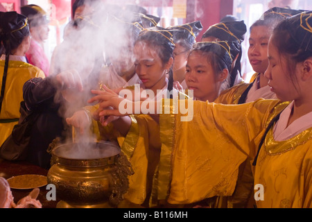 Étudiants et enseignants célébrer l'anniversaire de Confucius. Banque D'Images