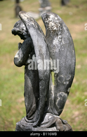 Statue Ange priant à l'ancien cimetière américain de theCorozal abandonnée de la vieille zone du Canal de Panama Banque D'Images