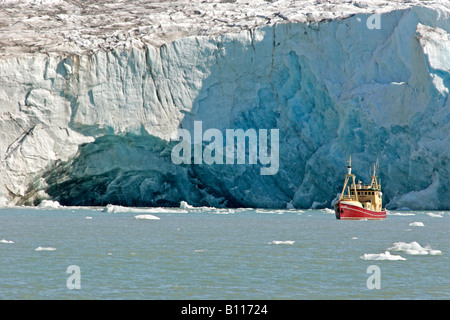 Navire en face de quatorzième mois de juillet glacier, Svalbard, Norvège Banque D'Images