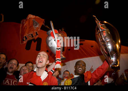 21 MAI 2008 Manchester, Manchester United fans célébrer à l'extérieur d'Old Trafford après leur équipe a remporté la Ligue des Champions. Banque D'Images