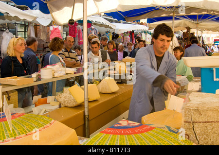 Dans le décrochage fromage occupé dimanche marché de Moissac, sud ouest France. Prix d'occasion Banque D'Images