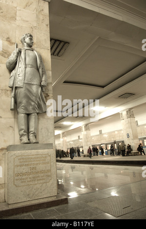 Une statue de Zoya Kosmodemyanskaya femme courageuse chasse partisane au cours de la DEUXIÈME GUERRE MONDIALE, à la station de métro Partisanskaya Moscou Russie Banque D'Images