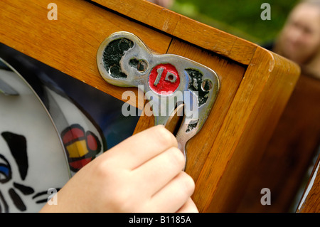 Mettre la main sur une machine à sous de pièce vintage Banque D'Images