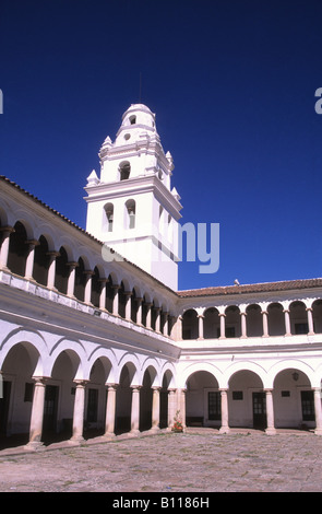 Cour intérieure de l'université San Francisco Xavier et clocher de l'église San Miguel, Sucre, Bolivie Banque D'Images