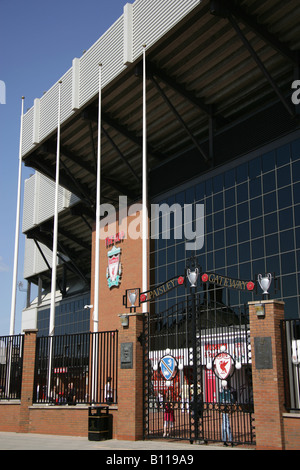 Ville de Liverpool, en Angleterre. L'Anfield Road Paisley Gateway entrée principale de Liverpool Football Club, stade Le Kop. Banque D'Images