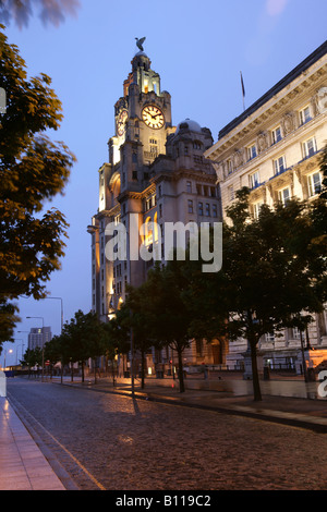 Ville de Liverpool, en Angleterre. Vue nocturne de la Cunard et Royal Liver bâtiments à Liverpool's Pier Head Waterfront. Banque D'Images