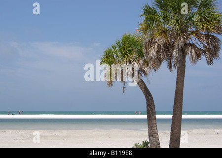 Fort DeSoto Park, Floride, mai 2008 : amateurs de calme bénéficiant d'une journée ensoleillée sur le sable blanc de la Plage Nord. Banque D'Images