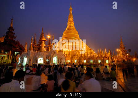 De nombreuses personnes prient en face de la pagode Shwedagon, photo de nuit, LE MYANMAR BIRMANIE YANGON Rangoon (Myanmar) Banque D'Images