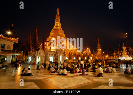 De nombreuses personnes prient en face de la pagode Shwedagon, photo de nuit, LE MYANMAR BIRMANIE YANGON Rangoon (Myanmar) Banque D'Images