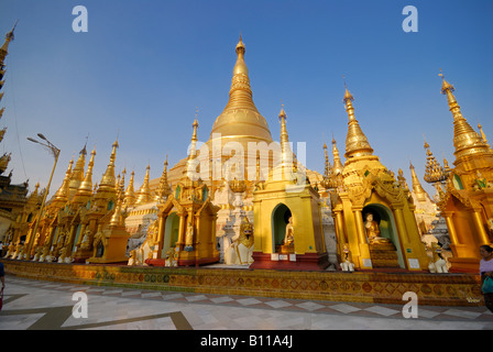 Asie BIRMANIE BIRMANIE YANGON YANGOON SHWEDAGON L'un des bâtiments les plus célèbres de l'homme au Myanmar et en Asie Banque D'Images