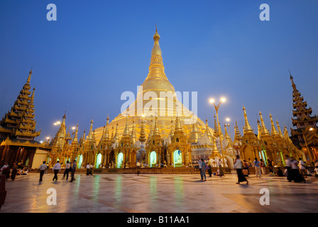 La pagode Shwedagon l'un des bâtiments les plus célèbres de l'homme au Myanmar et de l'Asie, photo de nuit, Yangon, Myanmar BIRMANIE BIRMANIE Rangoon (Myanmar), l'ASIE Banque D'Images